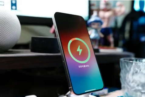 小店苹果15换屏服务分享用什么充电器给iPhone15充电更好 